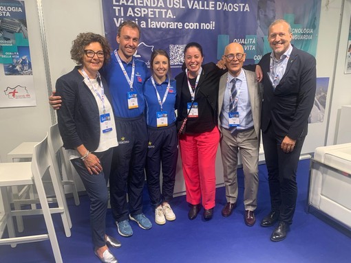 da sx la radiologa Monica Alessi, l'atleta valdostano Francesco De Fabiani, l'atleta valdostana Samuela Comola, la radiologa Dany Furfaro, il Direttore della Radiologia Massimiliano Natrella, il Presidente del Coni VdA Jean Dondeynaz da sx la radiologa Monica Alessi, l'atleta valdostano Francesco De Fabiani, l'atleta valdostana Samuela Comola, la radiologa Dany Furfaro, il Direttore della Radiologia Massimiliano Natrella, il Presidente del Coni VdA Jean Dondeynaz
