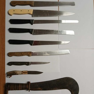 Minacce a Saint-Christophe: fermato con otto coltelli e una roncola in auto, denunciato un 52enne