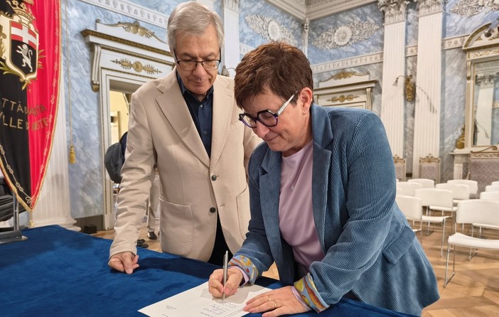 Il sindaco Rocco e Alina Sapinet, Assessora all’Istruzione, allo Sport e Benessere con competenza in materia di Istruzione e Sport Il sindaco Rocco e Alina Sapinet, Assessora all’Istruzione, allo Sport e Benessere con competenza in materia di Istruzione e Sport