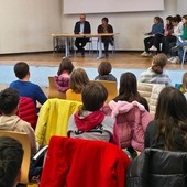 Il sindaco Rocco e gli assessori Sapinet e Gheller rispondono alle domande dei bambini: educazione civica in biblioteca