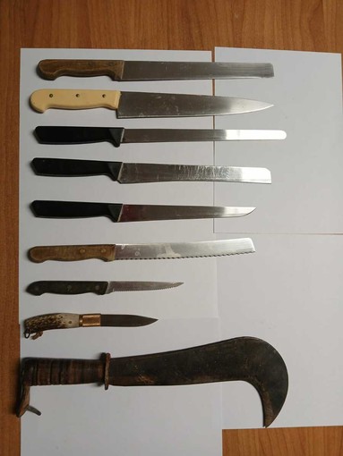 Minacce a Saint-Christophe: fermato con otto coltelli e una roncola in auto, denunciato un 52enne Minacce a Saint-Christophe: fermato con otto coltelli e una roncola in auto, denunciato un 52enne