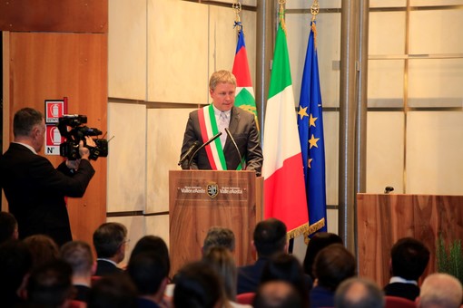 Il sindaco di Aosta, Fulvio Centoz, in un intervento a Palazzo regionale