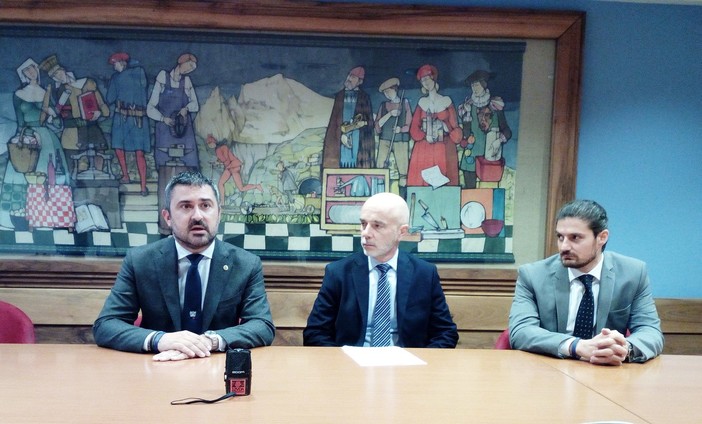 Da sn: Marco Lorenzetti, Direttore Confindustria, Mauro Bajardi e Maurizio Gallo della Shiloh nel corso della conferenza stampa per annunciare i licenziamenti