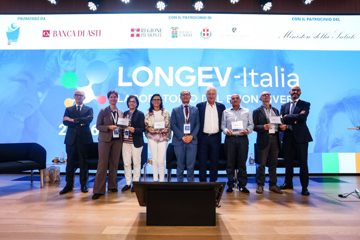 La consegna del Premio LONGEV-Italia nell’Auditorium di Banca di Asti.