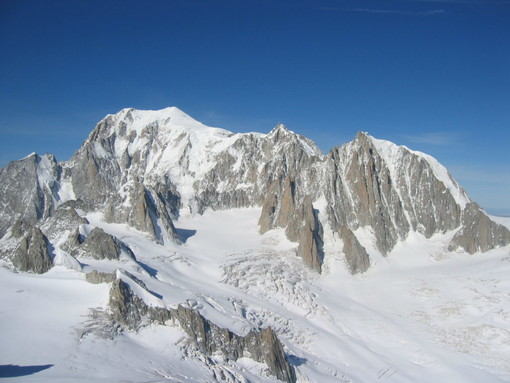 Guide alpine aggredite e cani in vetta al Monte Bianco
