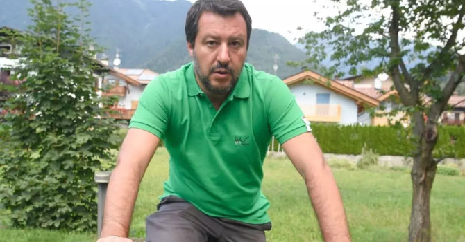 Salvini riscopre il Codice della strada: in agosto anche il sorpasso a destra diventa un’idea Salvini riscopre il Codice della strada: in agosto anche il sorpasso a destra diventa un’idea