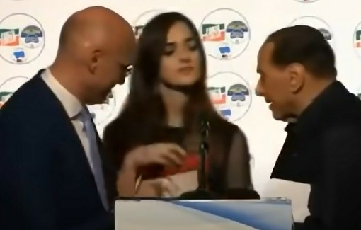 Nella foto d'epoca, Massimo Lattanzi, il più votato in FdI, con il Presidente di Forza Italia Silvio Berlusconi Nella foto d'epoca, Massimo Lattanzi, il più votato in FdI, con il Presidente di Forza Italia Silvio Berlusconi