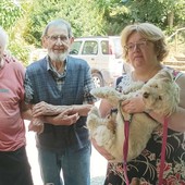 Nel giardino dello chef, da sinistra: lo scrittore Lodovico Marchisio, lo chef Edy Monnet e Roberta Maffiodo, moglie di Marchisio (ph. Adriana Bergagna) Nel giardino dello chef, da sinistra: lo scrittore Lodovico Marchisio, lo chef Edy Monnet e Roberta Maffiodo, moglie di Marchisio (ph. Adriana Bergagna)