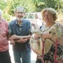 Nel giardino dello chef, da sinistra: lo scrittore Lodovico Marchisio, lo chef Edy Monnet e Roberta Maffiodo, moglie di Marchisio (ph. Adriana Bergagna) Nel giardino dello chef, da sinistra: lo scrittore Lodovico Marchisio, lo chef Edy Monnet e Roberta Maffiodo, moglie di Marchisio (ph. Adriana Bergagna)