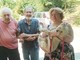 Nel giardino dello chef, da sinistra: lo scrittore Lodovico Marchisio, lo chef Edy Monnet e Roberta Maffiodo, moglie di Marchisio (ph. Adriana Bergagna)