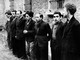 Photographie prise par les nazis le 21 février 1944 dans la cour du fort de Mont-Valérien (Suresnes) de membres du groupe FTP-MOI, Missak Manouchian est le deuxième à gauche