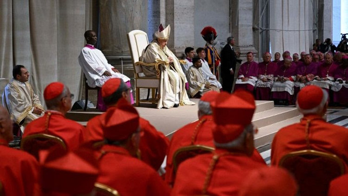 Il Papa lava i piedi a 12 detenute di diverse religioni e nazionalità: &quot;Dio perdona tutto&quot;