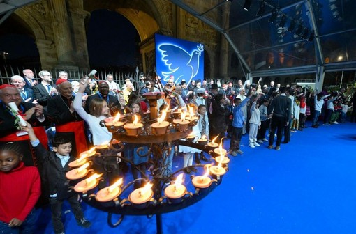 Il candelabro della pace acceso dal Papa e dai leader religioni   (@Vatican Media)