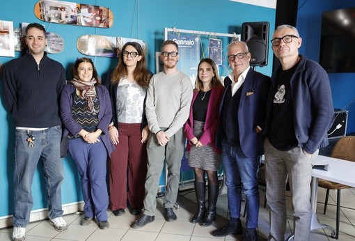 da sx – Luca Conchatre (Aoh Studio che ha curato la comunicazione dell'evento), Katya Foletto (consigliera regionale di Parità), Fabiola Megna (direttrice Plus Aosta), Michele Tranquilli (moderatore), Valeria Fadda (vicesindaca Comune di Aosta), Fabio Bolzoni (direttore generale BCCV), Jean Frassy (coop. L’Esprit à l’Envers).