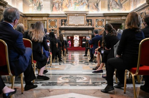 Il Papa: la vera autorità non si fonda su incarichi e titoli ma sul servizio