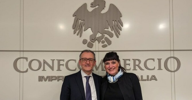 A destra Clara Acerbi Presidente Ali Confcommercio VdA e Paolo Ambrosini Presidente Ali Confcommercio A destra Clara Acerbi Presidente Ali Confcommercio VdA e Paolo Ambrosini Presidente Ali Confcommercio