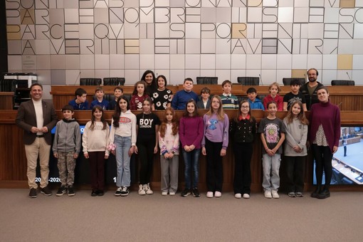 Portes ouvertes, il Consiglio Valle apre ai più giovani: educazione civica in Aula per la quinta A Einaudi Portes ouvertes, il Consiglio Valle apre ai più giovani: educazione civica in Aula per la quinta A Einaudi