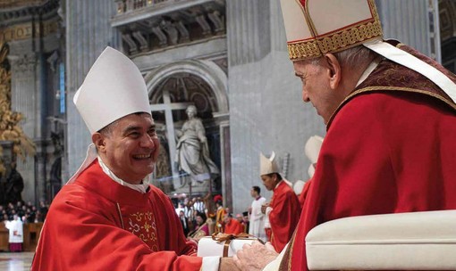 Nella foto di archivio, il card. Ropele riceve il Pallio da Papa FRancesco