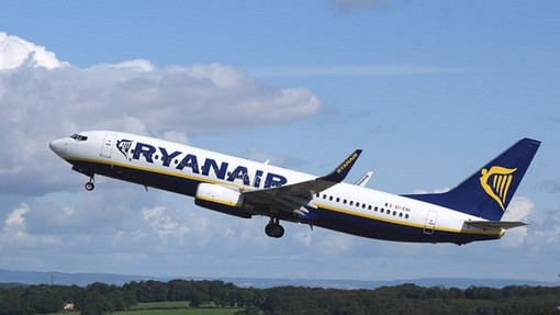 Ryanair: assume giovani come assistenti di volo e di terra