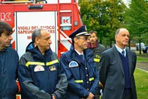 I vertici dei Vigili del fuoco valdostani nel 2015 con l'allora vicepresidente del Consiglio Valle André Lanièce e il Presidente della Giunta, Augusto Rollandin