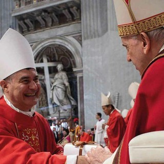 Nella foto di archivio, il card. Ropele riceve il Pallio da Papa FRancesco