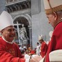 Nella foto di archivio, il card. Ropele riceve il Pallio da Papa FRancesco