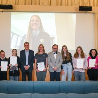 En visioconférence de l'Irlande la gagnante Estelle Dunand avec les autres participants