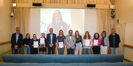 En visioconférence de l'Irlande la gagnante Estelle Dunand avec les autres participants