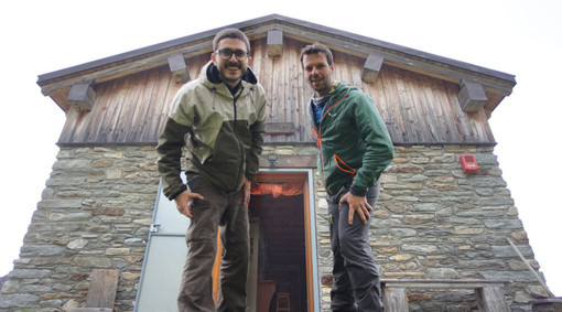 Il Rifugio Alpe Bonze è situato nella parte alta del Vallon di Fer, in una conca delimitata dalle cime del Mont Bo, Chimes des Chamois, Bec delle Strie, Cima Bonze, Cima Battaglia e Bec Renon. Questi ultimi formano la cresta spartiacque di confine con il Piemonte Il Rifugio Alpe Bonze è situato nella parte alta del Vallon di Fer, in una conca delimitata dalle cime del Mont Bo, Chimes des Chamois, Bec delle Strie, Cima Bonze, Cima Battaglia e Bec Renon. Questi ultimi formano la cresta spartiacque di confine con il Piemonte