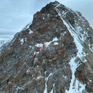 Soccorso alpino in azione sul Monte Bianco: Parapendista Bloccato a Oltre 4000 Metri (Video)