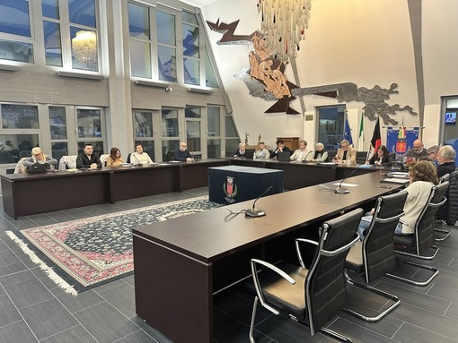 Bilancio, commissioni e accordi scolastici: il Consiglio di Saint-Vincent fa il punto  Sommario: