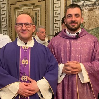 Il parroco di Challand S. Anselme PELLIZZARI don Maurco e a sn don Simone GARAVAGLIA (ph. Corriere della Valle)