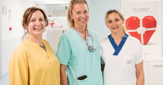 Sara Calligaro, responsabile del Coordinamento Ospedaliero donazione di organi e tessuti tra le infermiere esperte in Procurement Morena Gualtieri (sn) e Francine Massariol