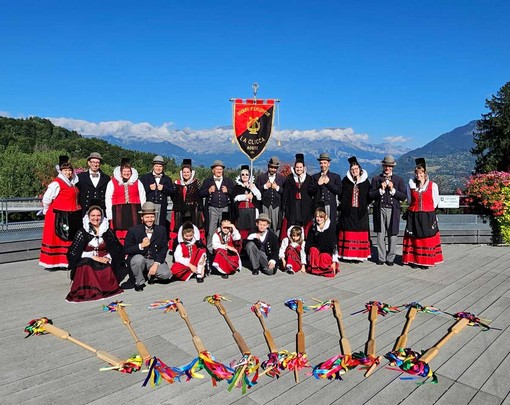 Una formazione del gruppo folkloristico La Clicca di Saint-Martin-de-Corléans