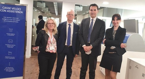 Stefano Cappellari con alcuni collaboratori della filaile di Piazza Emilio Chanoux
