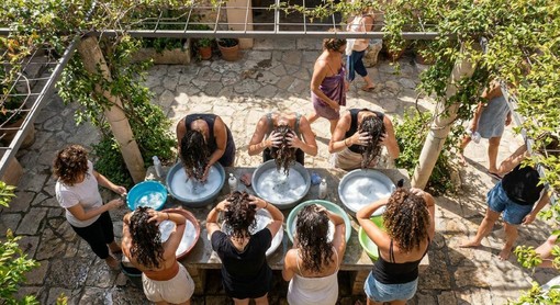 Shampoo capelli ricci: il rituale di detersione che modella Shampoo capelli ricci: il rituale di detersione che modella