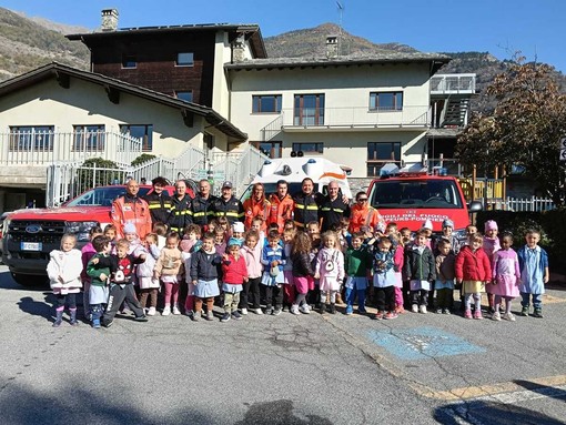 A Quart la sicurezza si impara da piccoli: SEM e Vigili del Fuoco incontrano i bambini A Quart la sicurezza si impara da piccoli: SEM e Vigili del Fuoco incontrano i bambini