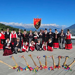 Una formazione del gruppo folkloristico La Clicca di Saint-Martin-de-Corléans