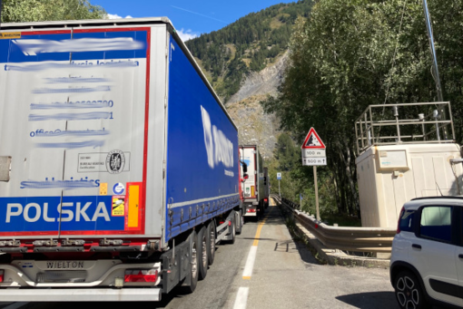 La colonna di mezzi pesanti diretti al Tunnel del Monte Bianco in passaggio davanti alla centralina di misura della qualità dell'aria, in particolare biossidi di azoto e particolato atmosferico