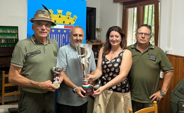 UNUCI VdA, premiazione del vincitore del Trofeo. Da sinistra: il Cap. com. CRI Massimo Ferrero, presidente UNUCI VdA; il Sost. Com. Coord. Maurizio Legato, vincitore del Trofeo; Annalisa Maurino, figlia di Michele Maurino; il Cap. com. CRI Antonello Piffari, presidente ANMCRI UNUCI VdA, premiazione del vincitore del Trofeo. Da sinistra: il Cap. com. CRI Massimo Ferrero, presidente UNUCI VdA; il Sost. Com. Coord. Maurizio Legato, vincitore del Trofeo; Annalisa Maurino, figlia di Michele Maurino; il Cap. com. CRI Antonello Piffari, presidente ANMCRI