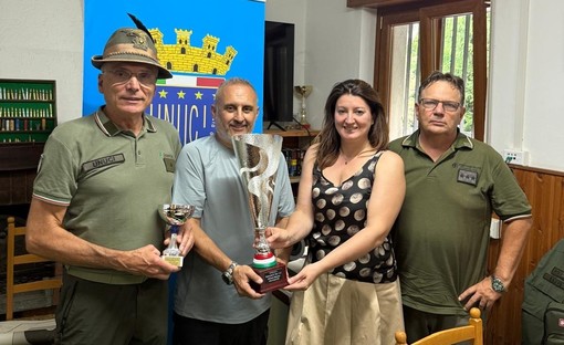 UNUCI VdA, premiazione del vincitore del Trofeo. Da sinistra: il Cap. com. CRI Massimo Ferrero, presidente UNUCI VdA; il Sost. Com. Coord. Maurizio Legato, vincitore del Trofeo; Annalisa Maurino, figlia di Michele Maurino; il Cap. com. CRI Antonello Piffari, presidente ANMCRI