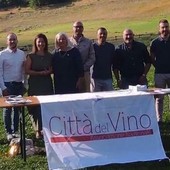 Francesco Gentile (Arvier), Matteo Bosonin (Donnas), Wanda Chapellu (Verrayes), Loredana Petey (Consiglio regionale Valle d’Aosta), Michel Martinet (Consiglio regionale Valle d’Aosta), Stefano Carletto (Coordinatore regionale Città del Vino), René Cottino (Gressan), Loris Peano (Villeneuve), Marco Vesan (Chambave) Francesco Gentile (Arvier), Matteo Bosonin (Donnas), Wanda Chapellu (Verrayes), Loredana Petey (Consiglio regionale Valle d’Aosta), Michel Martinet (Consiglio regionale Valle d’Aosta), Stefano Carletto (Coordinatore regionale Città del Vino), René Cottino (Gressan), Loris Peano (Villeneuve), Marco Vesan (Chambave)