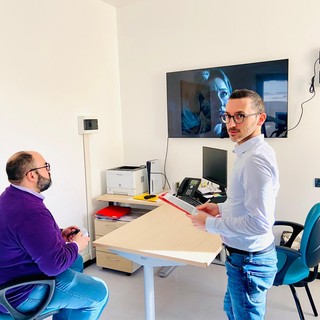 Nelle foto lo psicologo e videogame therapist del SerD, Fabio Pierini, che supervisiona una sessione di video game therapy (simulata)