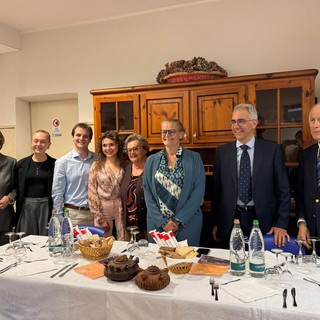 Da sn: vicepes. Circolo Ornella Pizzoli; 3 universitari responsabili di reti CA VdA (Elisabetta Anro' ambiente, Luca Germanetti Europa, Beatrice Somaglia Giovani, studio-lavoro); Maria Grazia Vacchina, pres. Circolo;  Paola Vacchina, Giovanni Donati; Massimo Bal, tesoriere Circolo