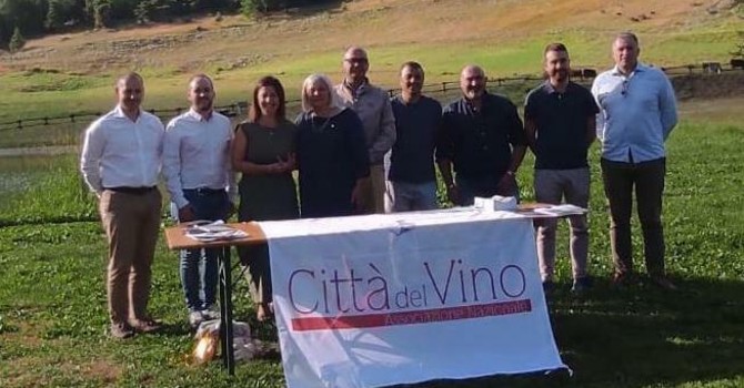Francesco Gentile (Arvier), Matteo Bosonin (Donnas), Wanda Chapellu (Verrayes), Loredana Petey (Consiglio regionale Valle d’Aosta), Michel Martinet (Consiglio regionale Valle d’Aosta), Stefano Carletto (Coordinatore regionale Città del Vino), René Cottino (Gressan), Loris Peano (Villeneuve), Marco Vesan (Chambave) Francesco Gentile (Arvier), Matteo Bosonin (Donnas), Wanda Chapellu (Verrayes), Loredana Petey (Consiglio regionale Valle d’Aosta), Michel Martinet (Consiglio regionale Valle d’Aosta), Stefano Carletto (Coordinatore regionale Città del Vino), René Cottino (Gressan), Loris Peano (Villeneuve), Marco Vesan (Chambave)