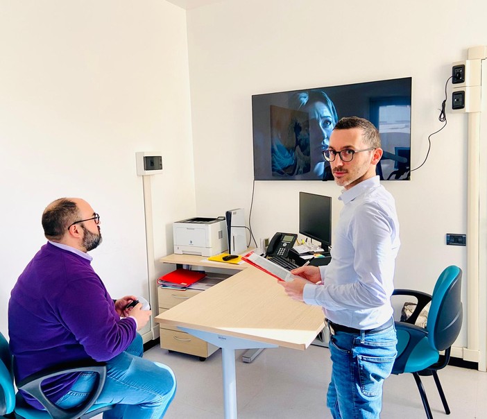 Nelle foto lo psicologo e videogame therapist del SerD, Fabio Pierini, che supervisiona una sessione di video game therapy (simulata)
