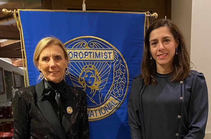 Da sn: Viviana Maria Vallet presidente uscente del Soroptimist Club Valle d'Aosta con Silvia Galliano presidente per il biennio 2026-2027A