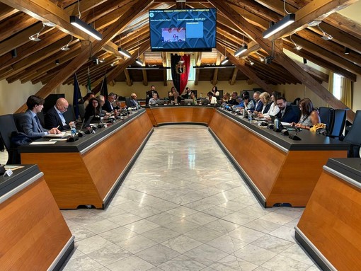 Aosta, sicurezza e degrado: il Comune rivendica gli interventi, ma in Consiglio le mozioni si fermano alle astensioni Aosta, sicurezza e degrado: il Comune rivendica gli interventi, ma in Consiglio le mozioni si fermano alle astensioni
