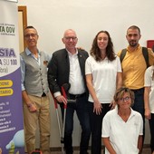 in alto da sin a dx: Manuele Amateis Presidente AICE VdA, Renzo Testolin Presidente della Regione, Eleonora Azais Terapista Neuro psicomotricità, Jacopo Luboz Direttore Distretto 1 AUSL e Arianna Vallet logopedista in alto da sin a dx: Manuele Amateis Presidente AICE VdA, Renzo Testolin Presidente della Regione, Eleonora Azais Terapista Neuro psicomotricità, Jacopo Luboz Direttore Distretto 1 AUSL e Arianna Vallet logopedista