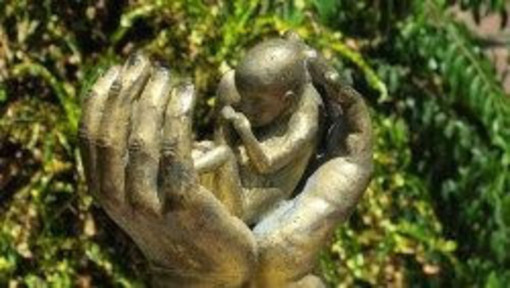 Aborto, quando la scelta non è davvero libera: il dovere di una società di non lasciare sola una donna Aborto, quando la scelta non è davvero libera: il dovere di una società di non lasciare sola una donna